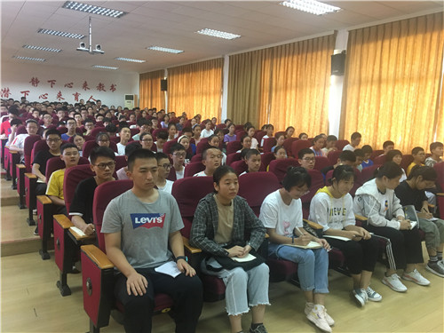 勵志報告會3.jpg 勵志報告會3.jpg