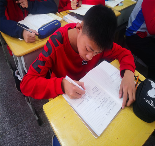 月考二表彰暨理化學(xué)法指導(dǎo)4.jpg 月考二表彰暨理化學(xué)法指導(dǎo)4.jpg