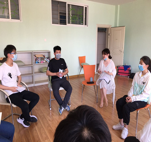 “情緒調(diào)控”團(tuán)體輔導(dǎo)活動(dòng)1.jpg “情緒調(diào)控”團(tuán)體輔導(dǎo)活動(dòng)1.jpg